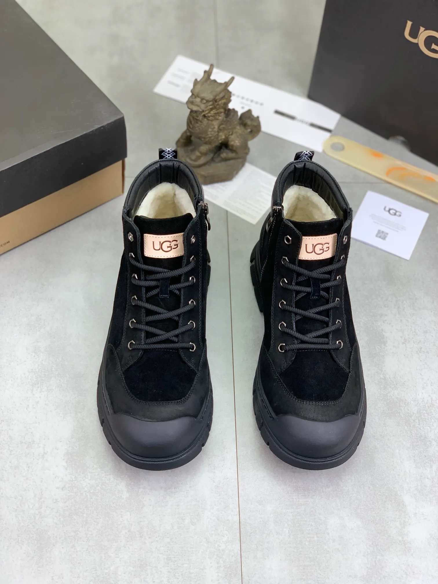 Men's Men's Shoes P620 [New Style] 💰 🆘 "Real Wool" [UGG] 👉 Popular men's shoes official website synchronization 🔰 Genuine quality [proud] is not comparable to the imitations in the general market 🌀 The upper is imported Italian frosted cowhide, and the lining: foot pad 🅰️ grade 🐑 real wool 👻 Only Grade A can show the effect The hand feels smooth and delicate 🔱The shoe shape is grand, only genuine factories can do it 🎄The perfect toughness of the original outsole 👻⬛️ can allow customers to say goodbye to one-time consumption. Real wool lining, super warm. Available in black or brown. Size: 38-44
